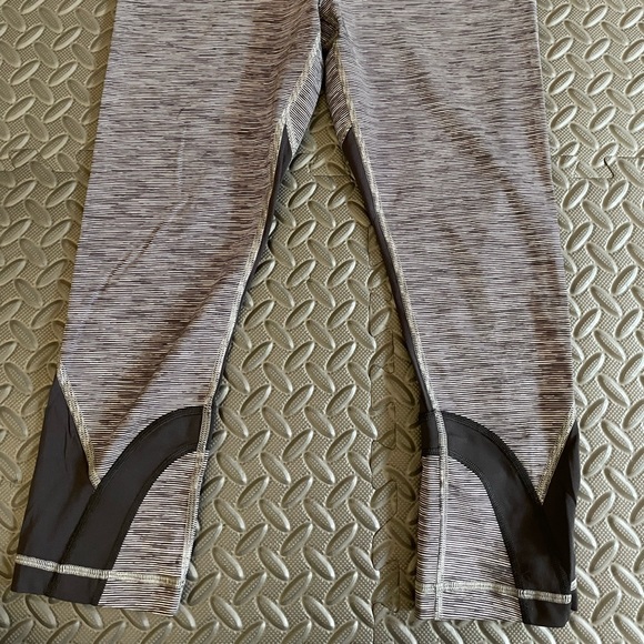 Lululuemon crops 8 - Picture 3 of 3
